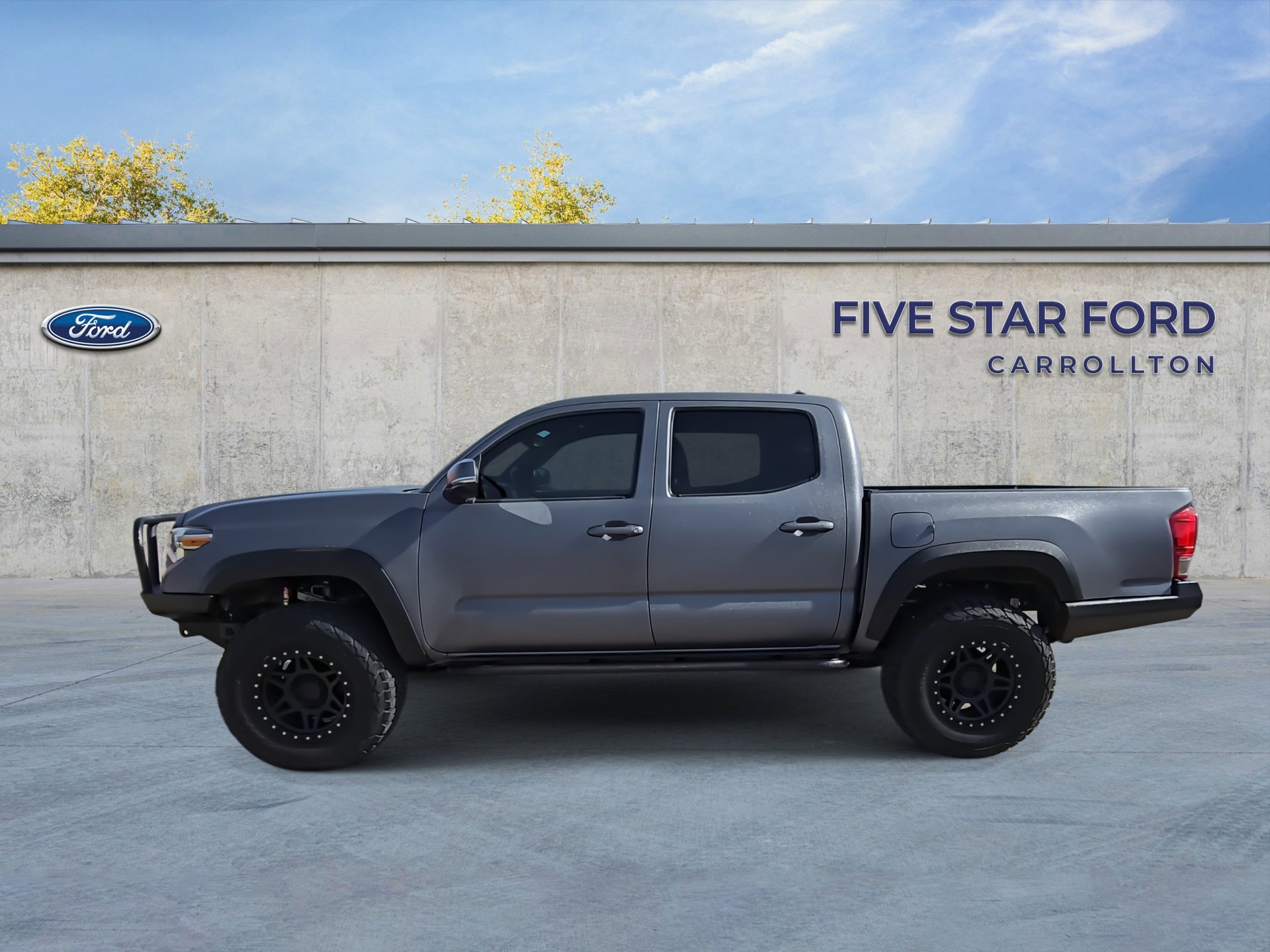 Used 2017 Toyota Tacoma TRD Off-Road w/ Premium & Technology Package image 2