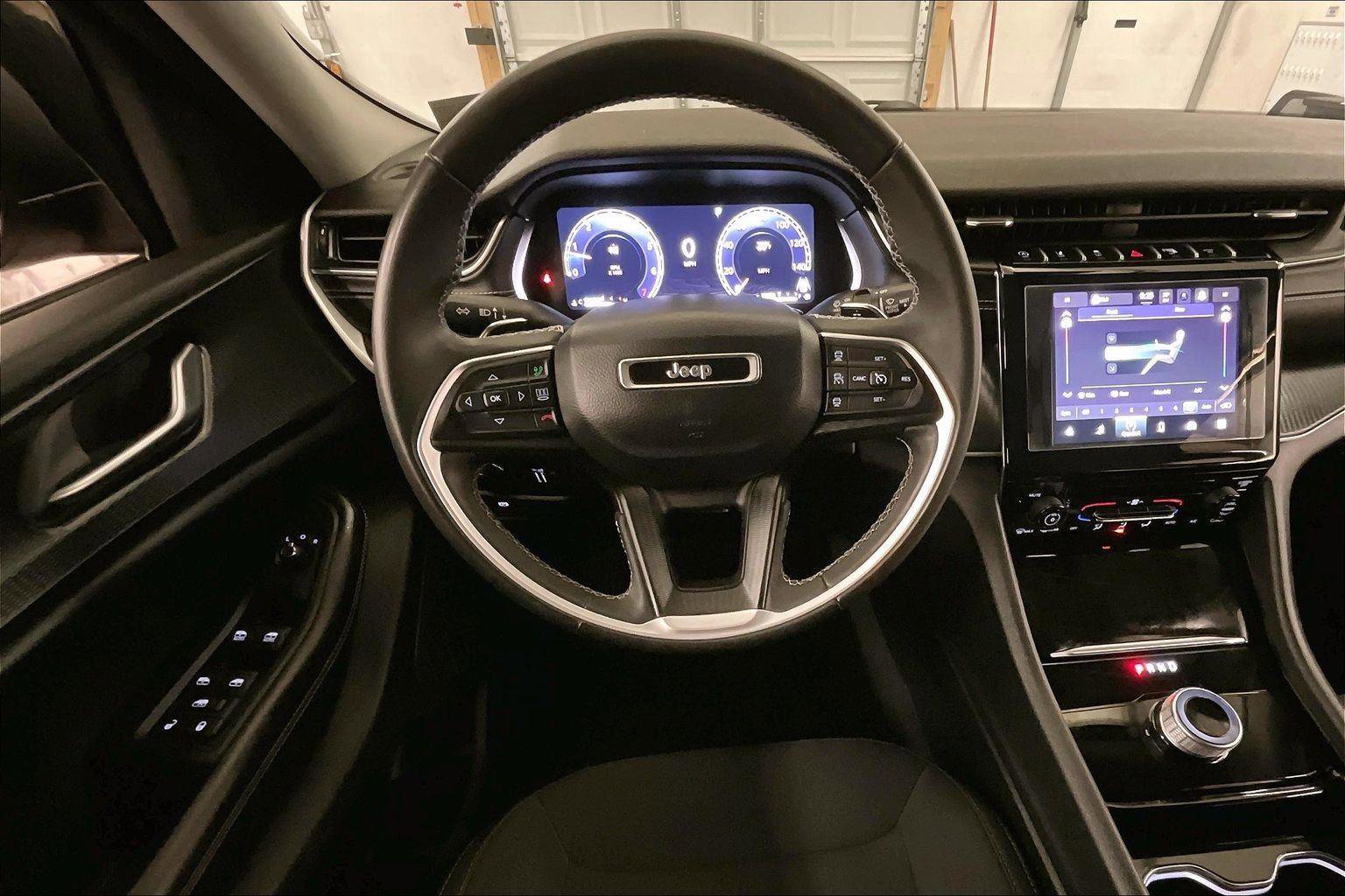 Used 2023 Jeep Grand Cherokee L Laredo image 5