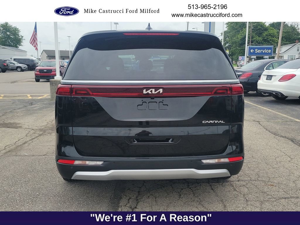 Used 2023 Kia Carnival LX FWD image 4