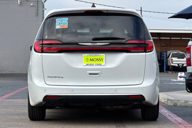 Used 2023 Chrysler Pacifica Touring-L image 7