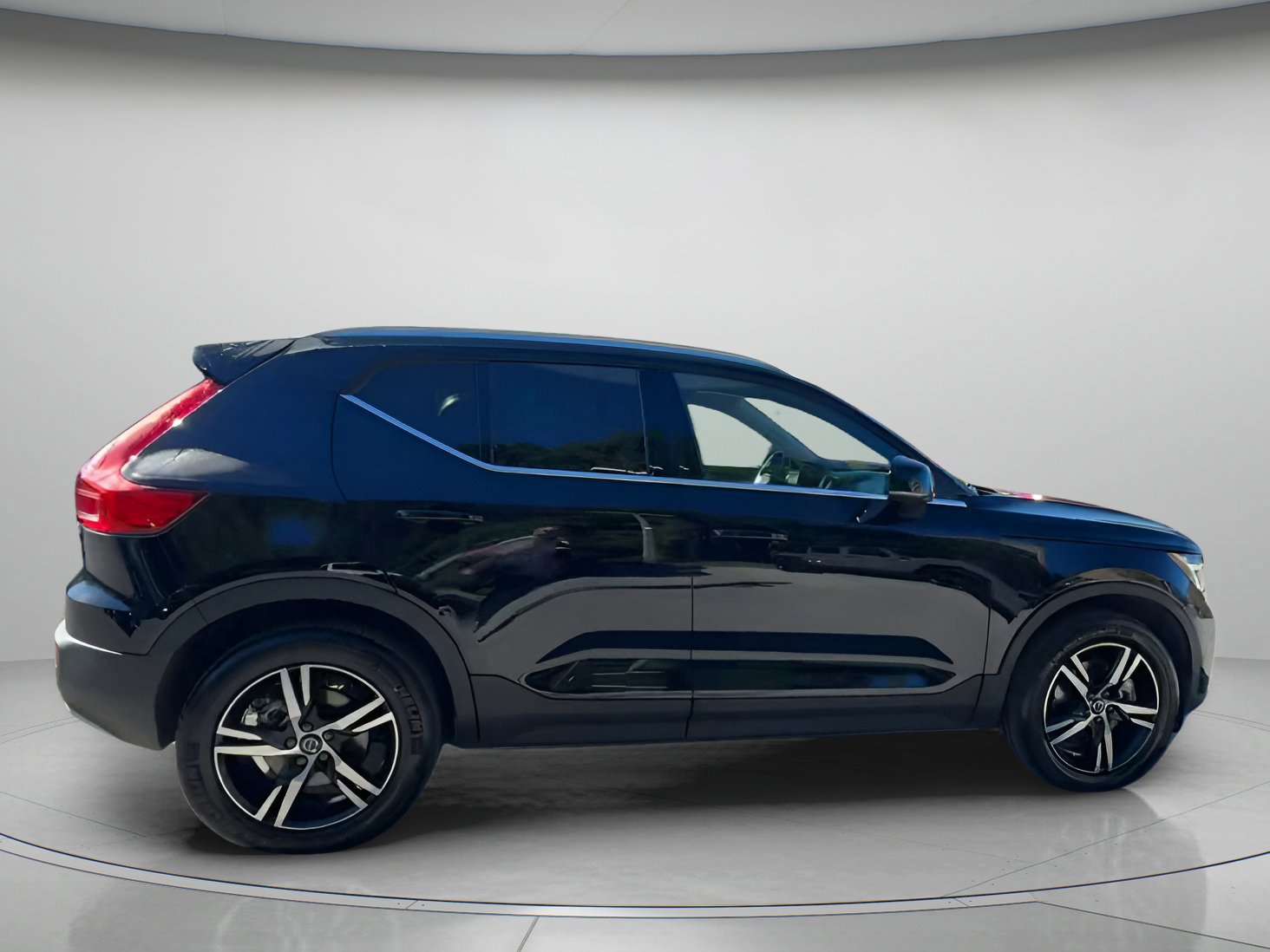 Used 2025 Volvo XC40 B5 Core image 35