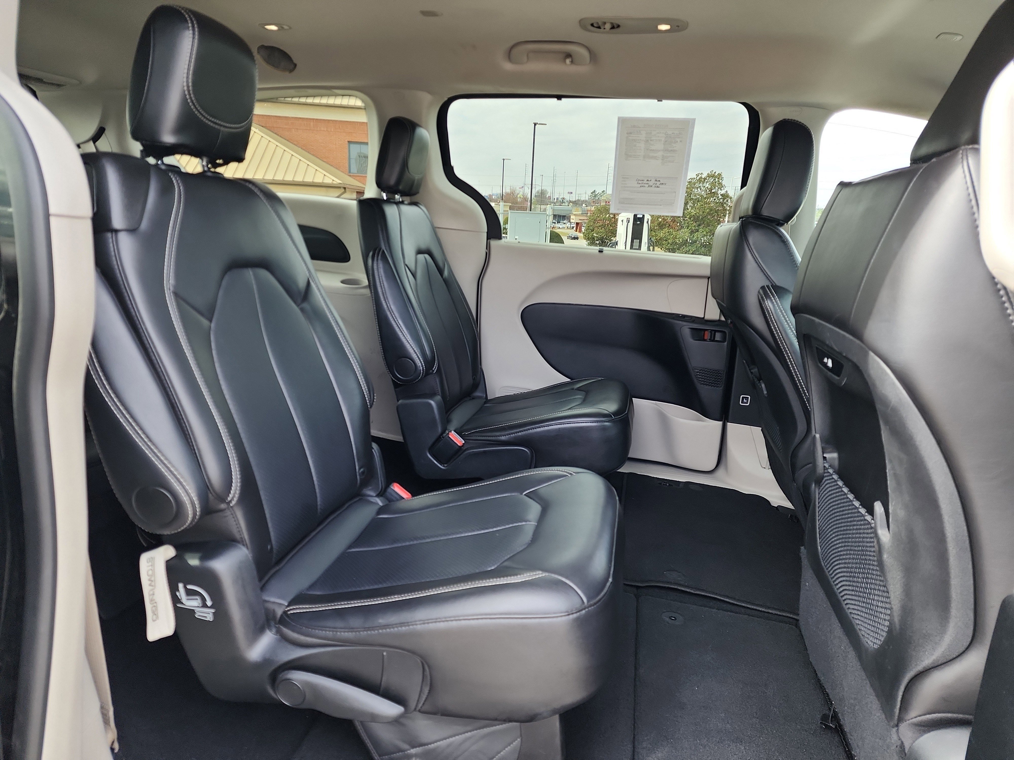 Used 2024 Chrysler Pacifica Touring-L image 16