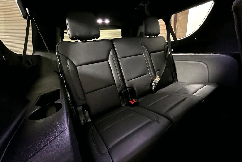 Used 2025 Chevrolet Suburban Z71 image 23