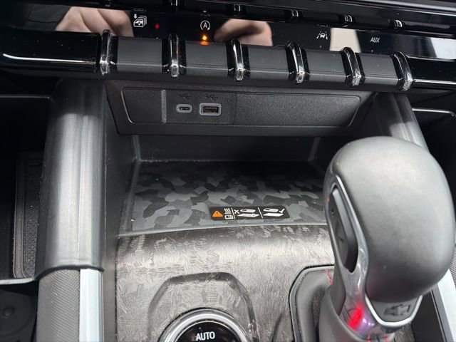 Used 2023 Chevrolet Colorado Z71 w/ Z71 Convenience Package 2 image 24