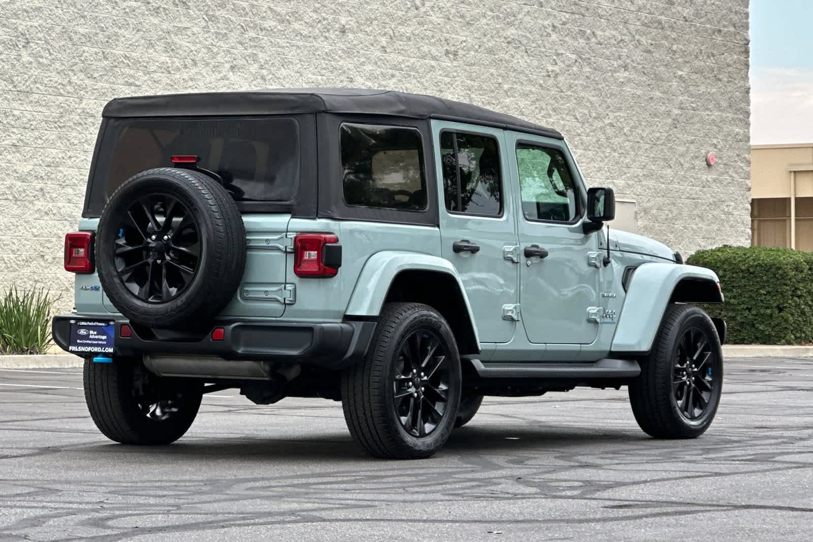 Used 2023 Jeep Wrangler Unlimited Sahara w/ Cold Weather Group AWD/4WD image 2