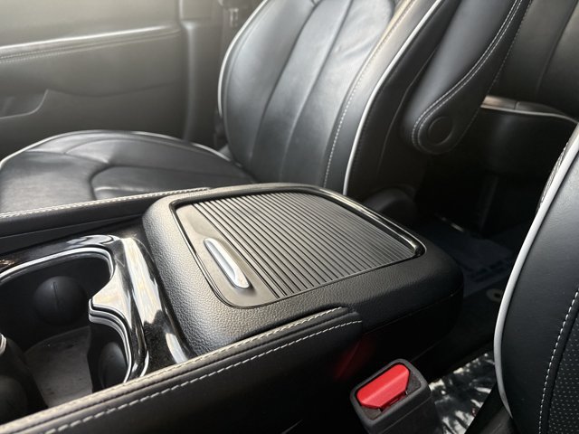 Used 2025 Chrysler Pacifica Limited FWD image 21