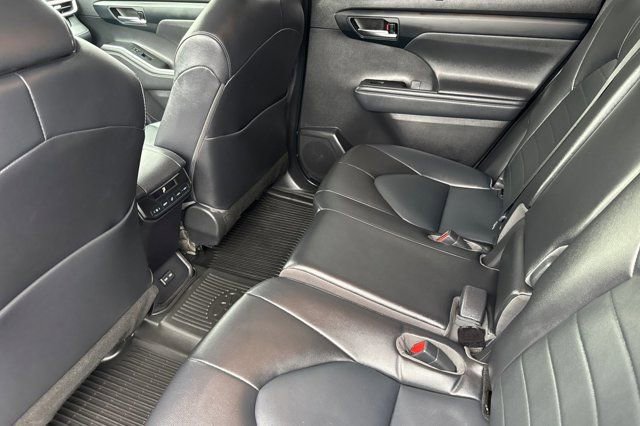 Used 2022 Toyota Highlander XLE image 14