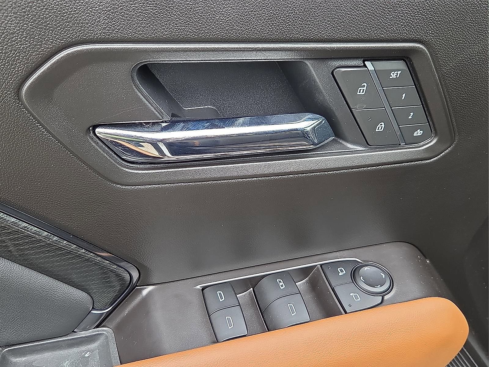 Used 2025 GMC Canyon AT4 w/ Technology Plus Package image 13