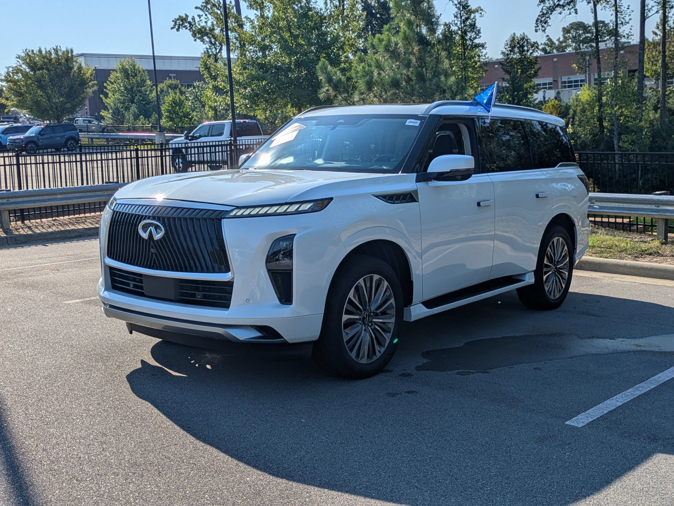 Used 2025 INFINITI QX80 Sensory AWD/4WD image 8