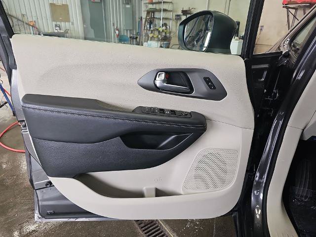 Used 2023 Chrysler Pacifica Touring-L FWD image 26