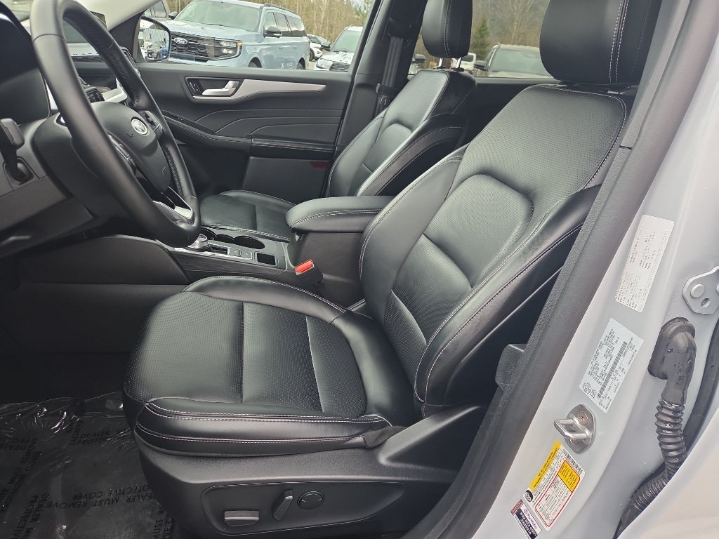 Certified 2025 Ford Escape Platinum AWD/4WD image 18