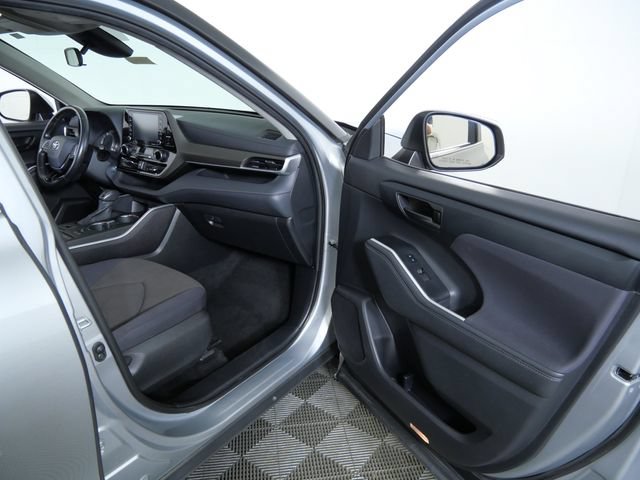 Used 2021 Toyota Highlander LE AWD/4WD image 12
