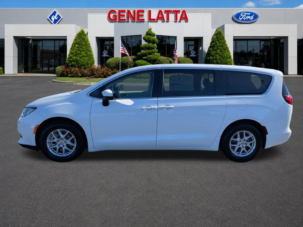Used 2023 Chrysler Voyager LX FWD image 4