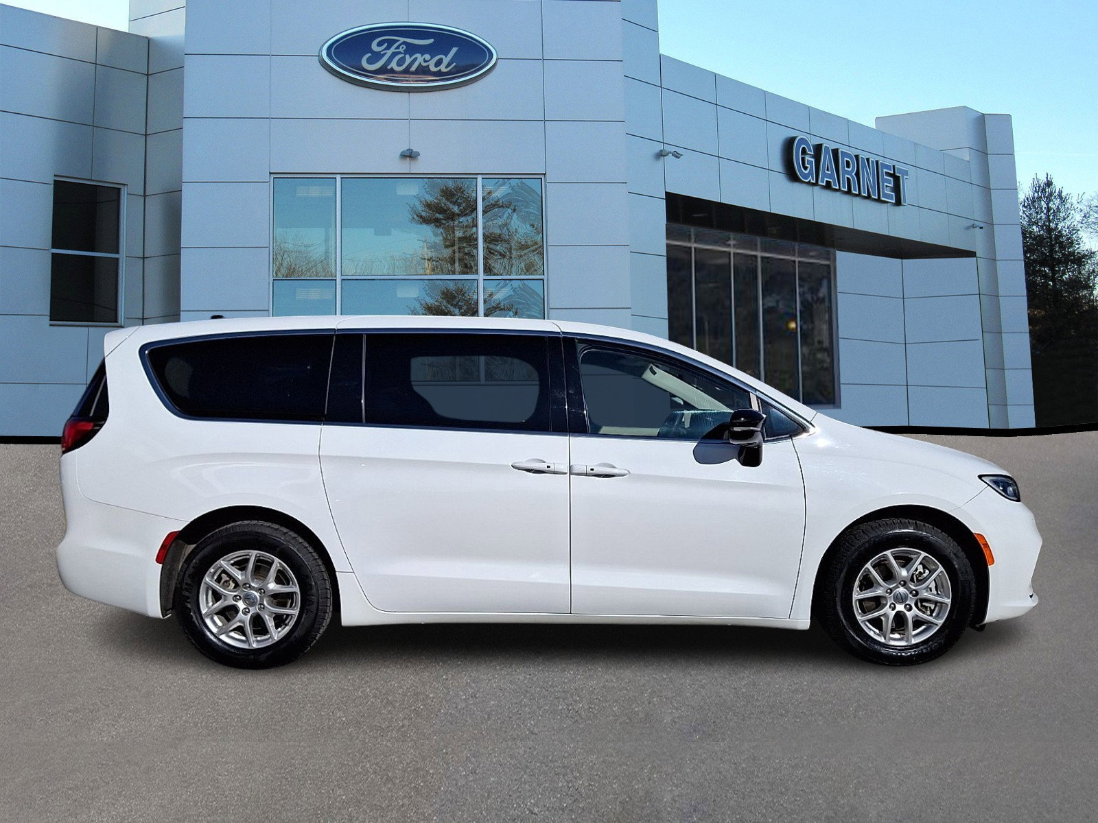 Used 2024 Chrysler Pacifica Touring-L image 5