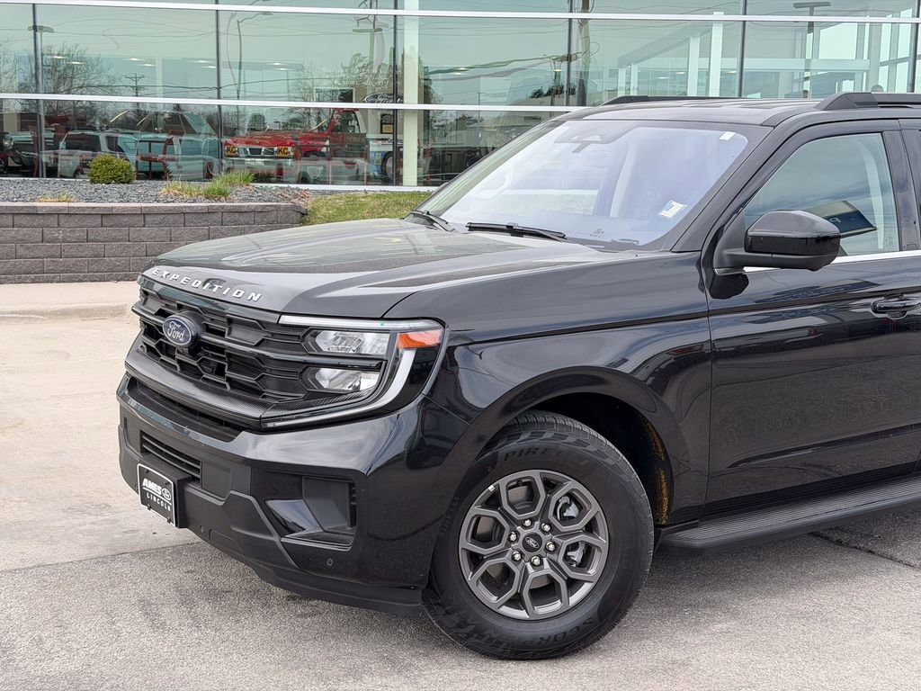 Certified 2025 Ford Expedition Active image 7