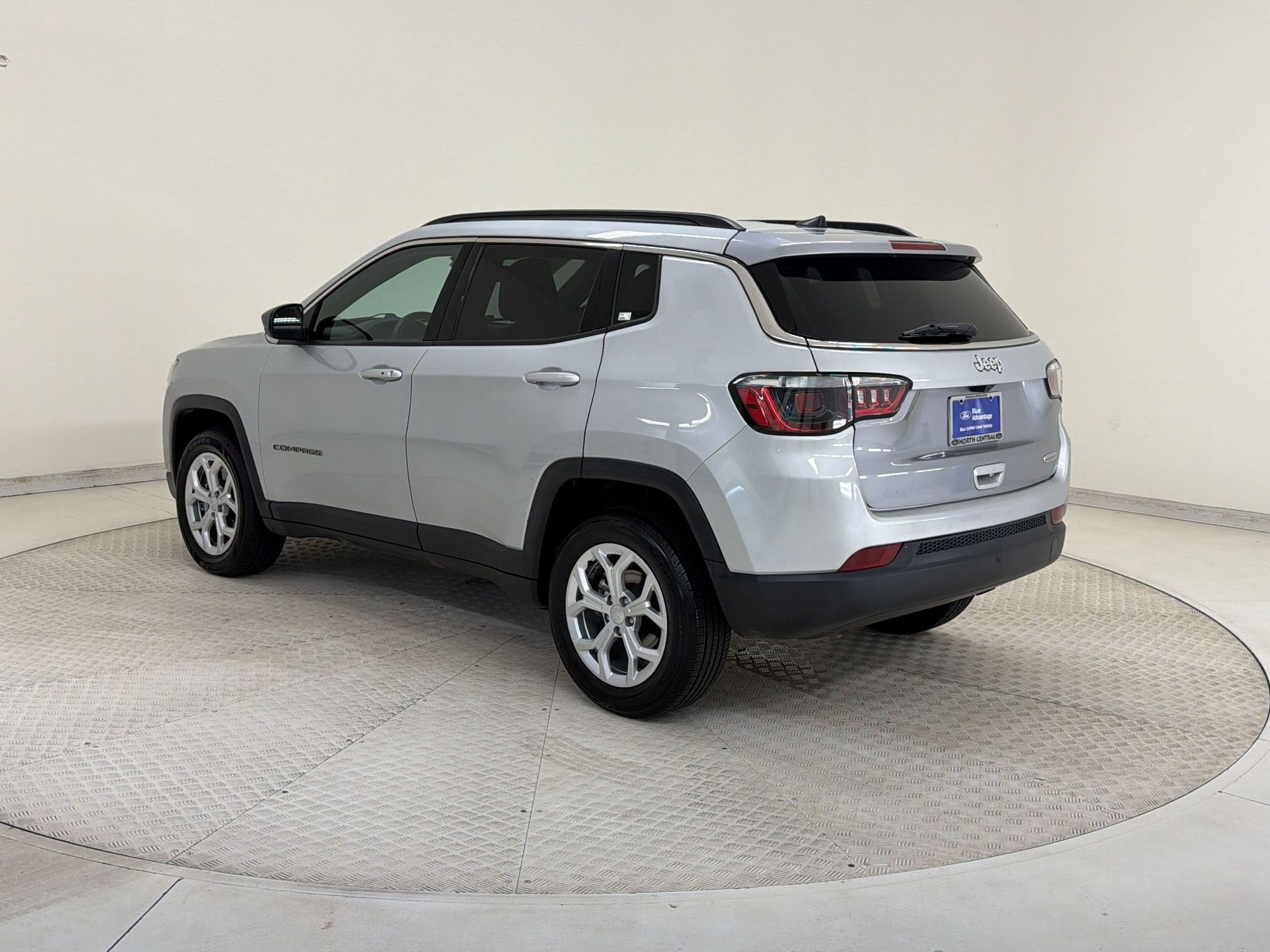 Used 2024 Jeep Compass Latitude AWD/4WD image 3