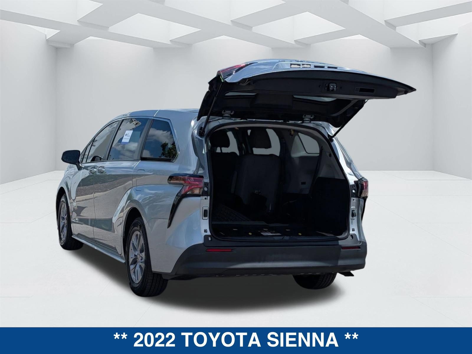 Used 2022 Toyota Sienna LE image 3