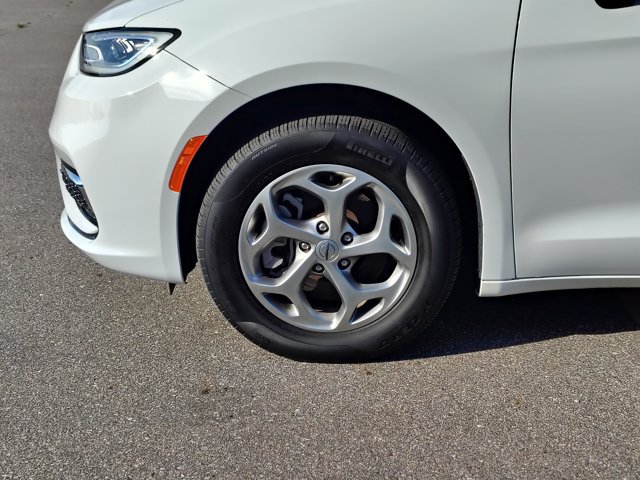 Used 2024 Chrysler Pacifica Limited AWD/4WD image 9