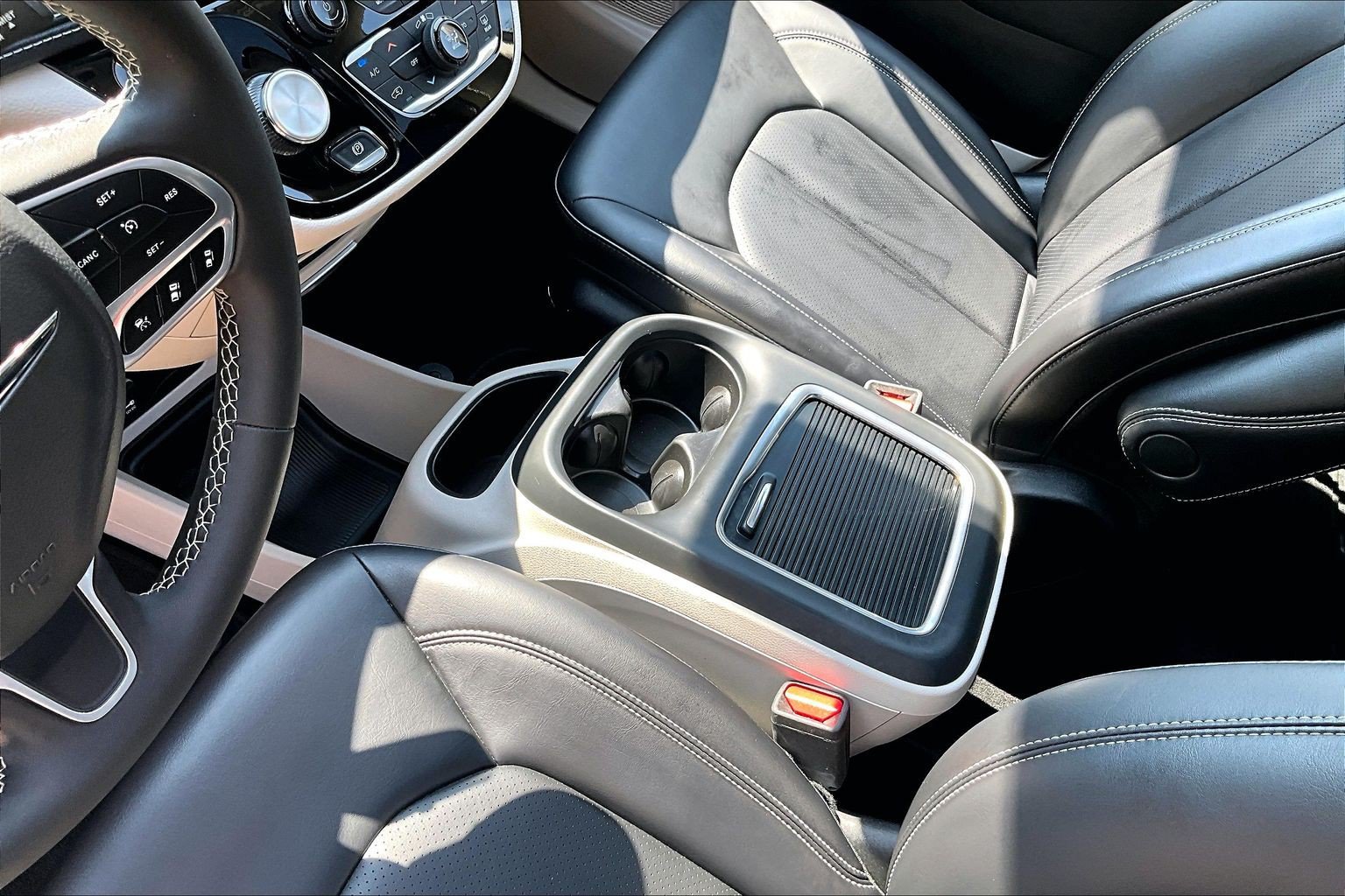 Used 2023 Chrysler Pacifica Touring-L AWD/4WD image 17