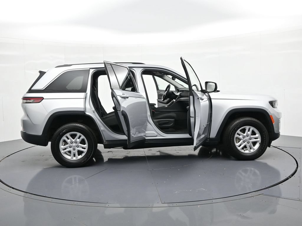 Used 2023 Jeep Grand Cherokee Laredo w/ Luxury Tech Group I AWD/4WD image 22
