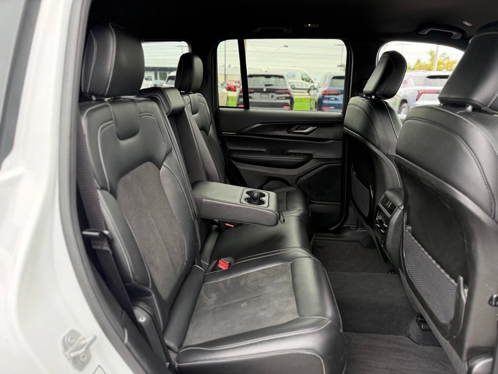 Used 2025 Jeep Grand Cherokee Altitude AWD/4WD image 14