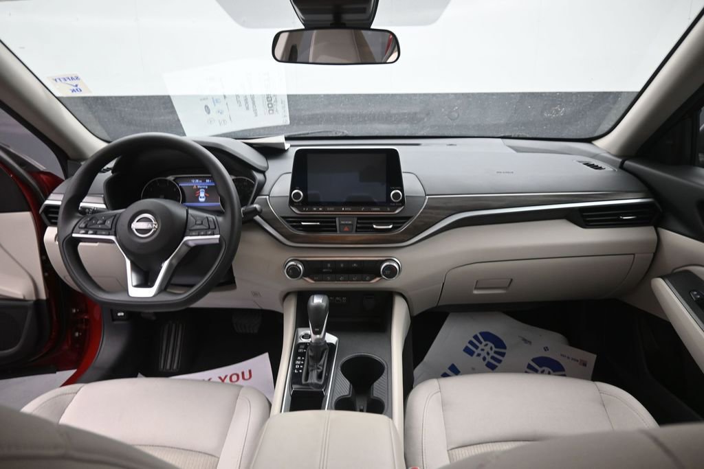 Used 2025 Nissan Altima 2.5 SV FWD image 12