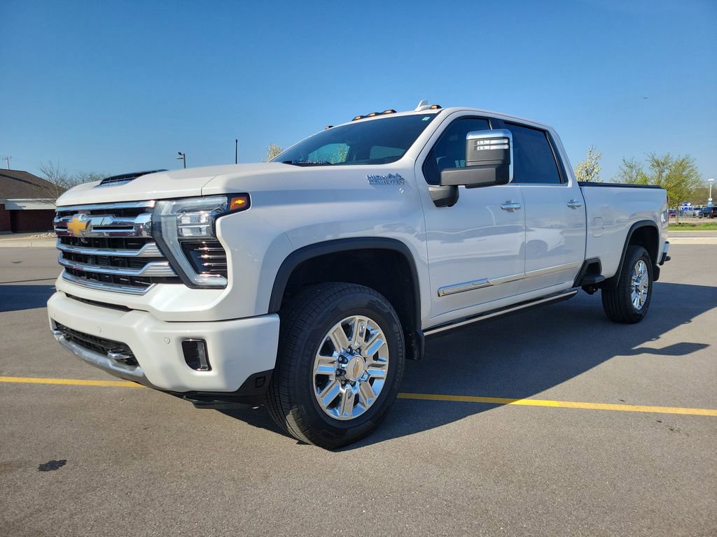 Used 2024 Chevrolet Silverado 2500 High Country w/ High Country Premium Package AWD/4WD image 2