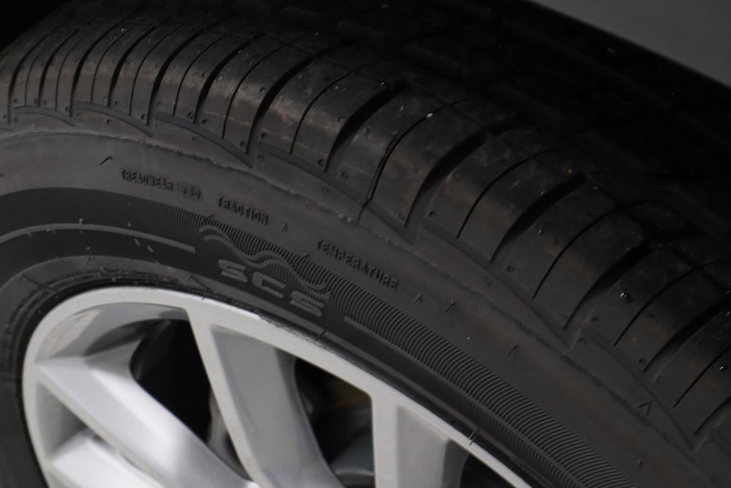 Used 2022 GMC Terrain SLT w/ LPO, Floor Liner Package image 19