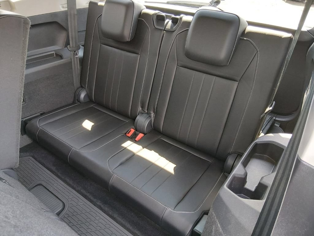 Used 2023 Volkswagen Tiguan SE w/ Panoramic Sunroof Package FWD image 14