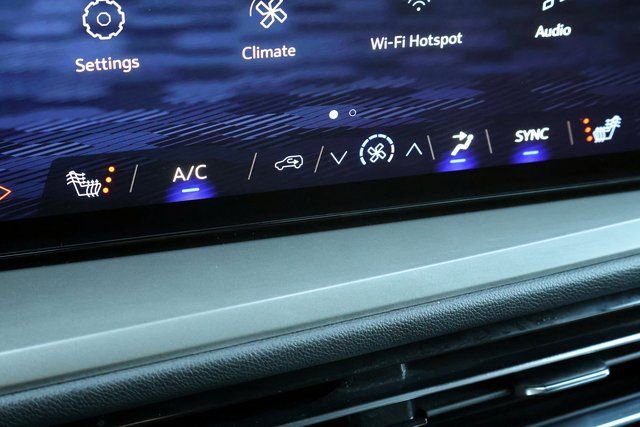 Used 2025 Chevrolet Traverse LT image 7