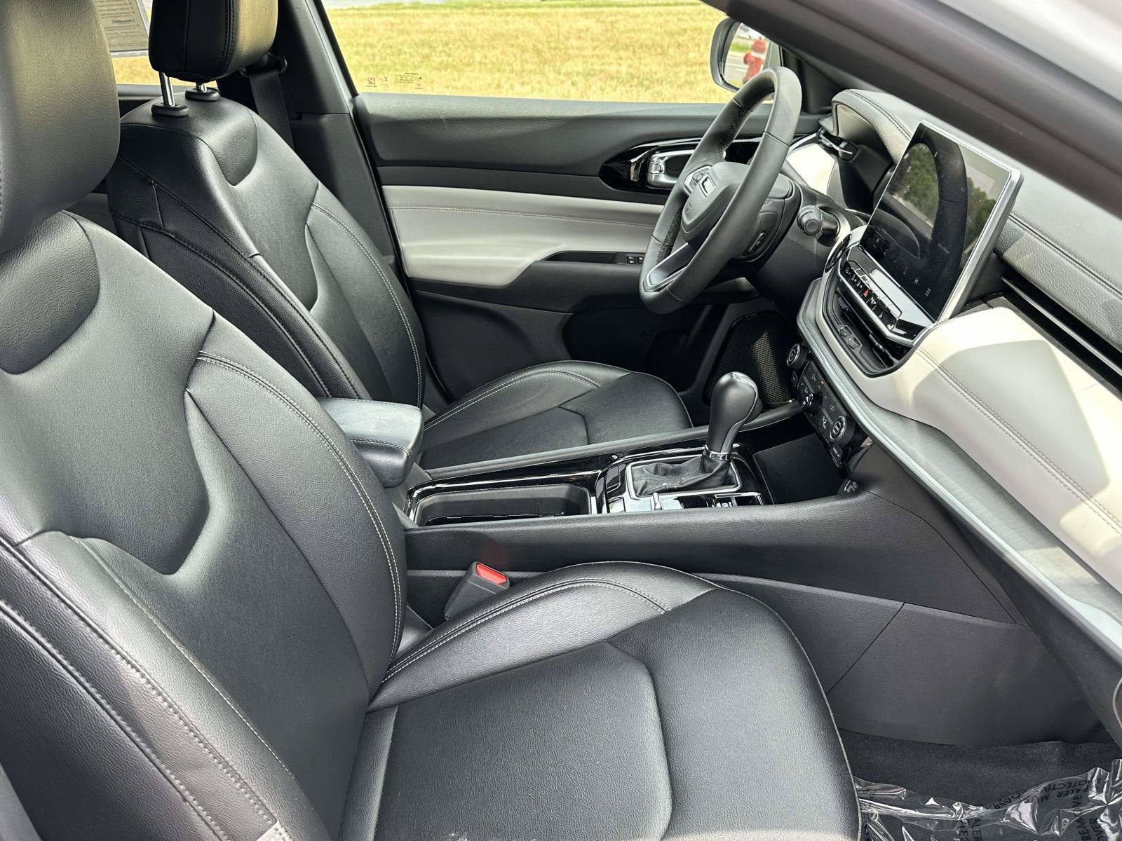 Used 2025 Jeep Compass Limited AWD/4WD image 9