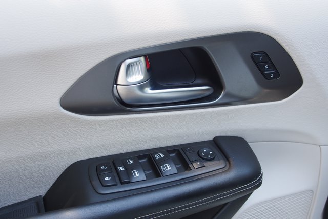 Used 2022 Chrysler Pacifica Touring-L FWD image 21