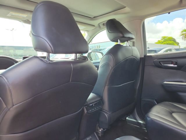 Used 2022 Toyota Highlander XLE FWD image 11