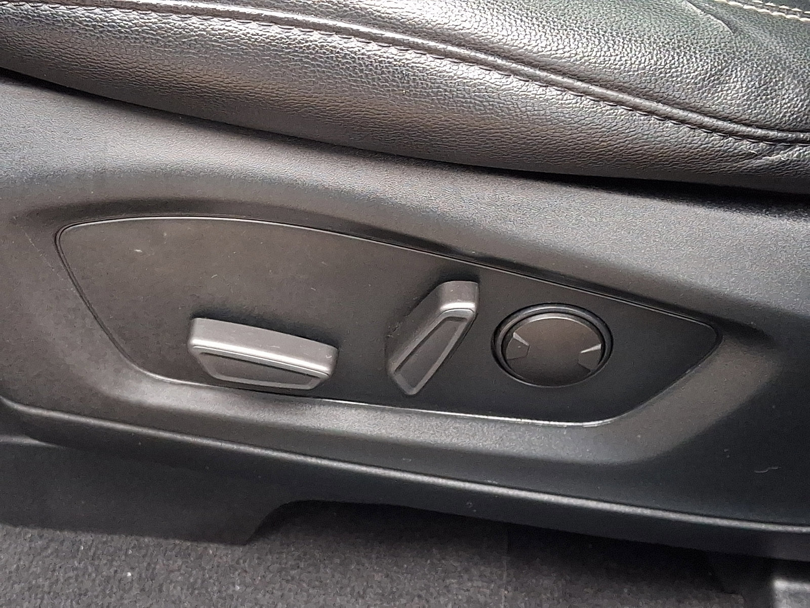 Certified 2021 Ford Explorer XLT w/ Equipment Group 202A image 18