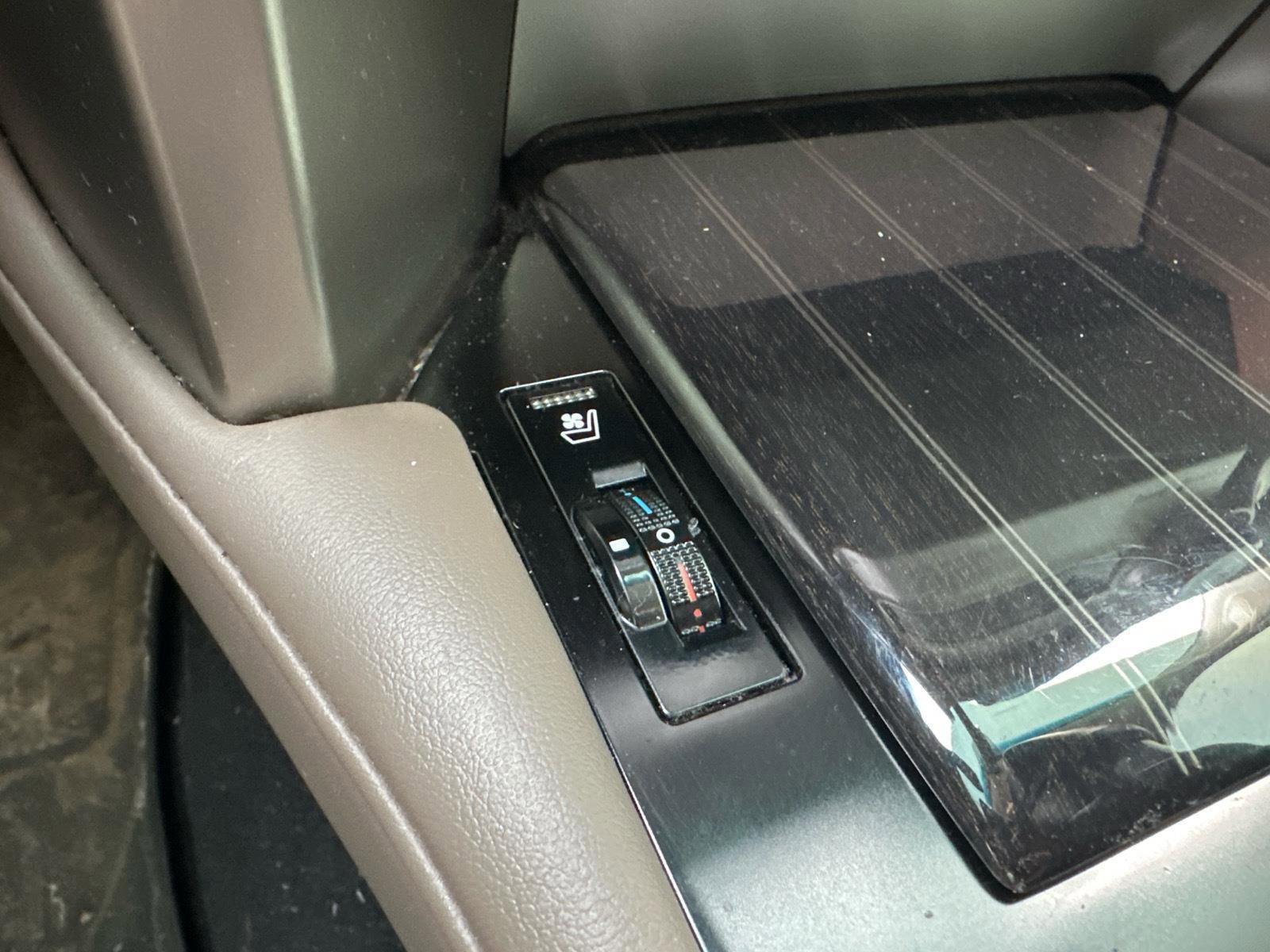 Used 2021 Lexus GX 460 Premium w/ Accessory Package image 21