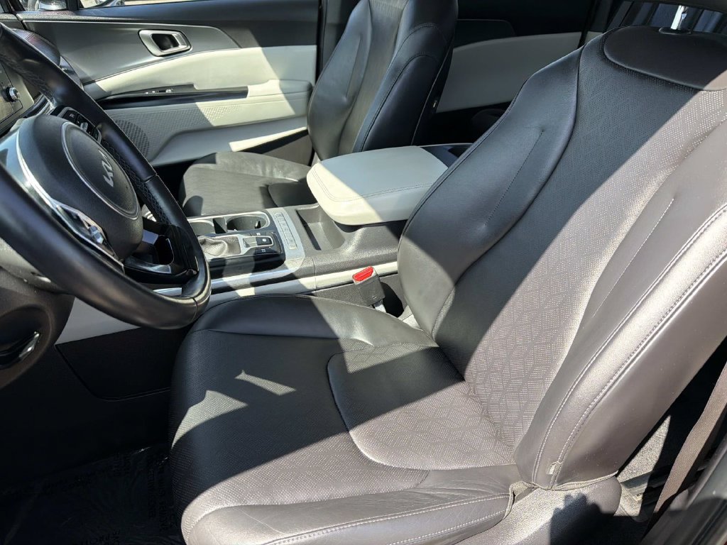Used 2023 Kia Carnival LX FWD image 20