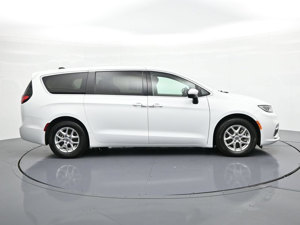 Used 2023 Chrysler Pacifica Touring-L FWD image 5