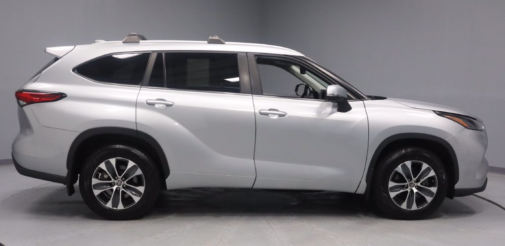 Used 2023 Toyota Highlander XLE AWD/4WD image 12