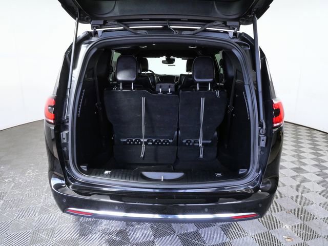 Used 2025 Chrysler Pacifica Select image 9