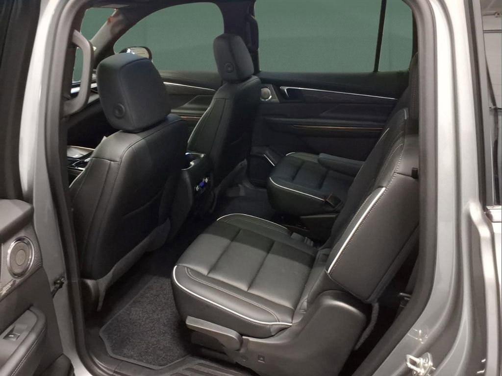 Used 2025 Buick Enclave Avenir w/ Super Cruise Package AWD/4WD image 26