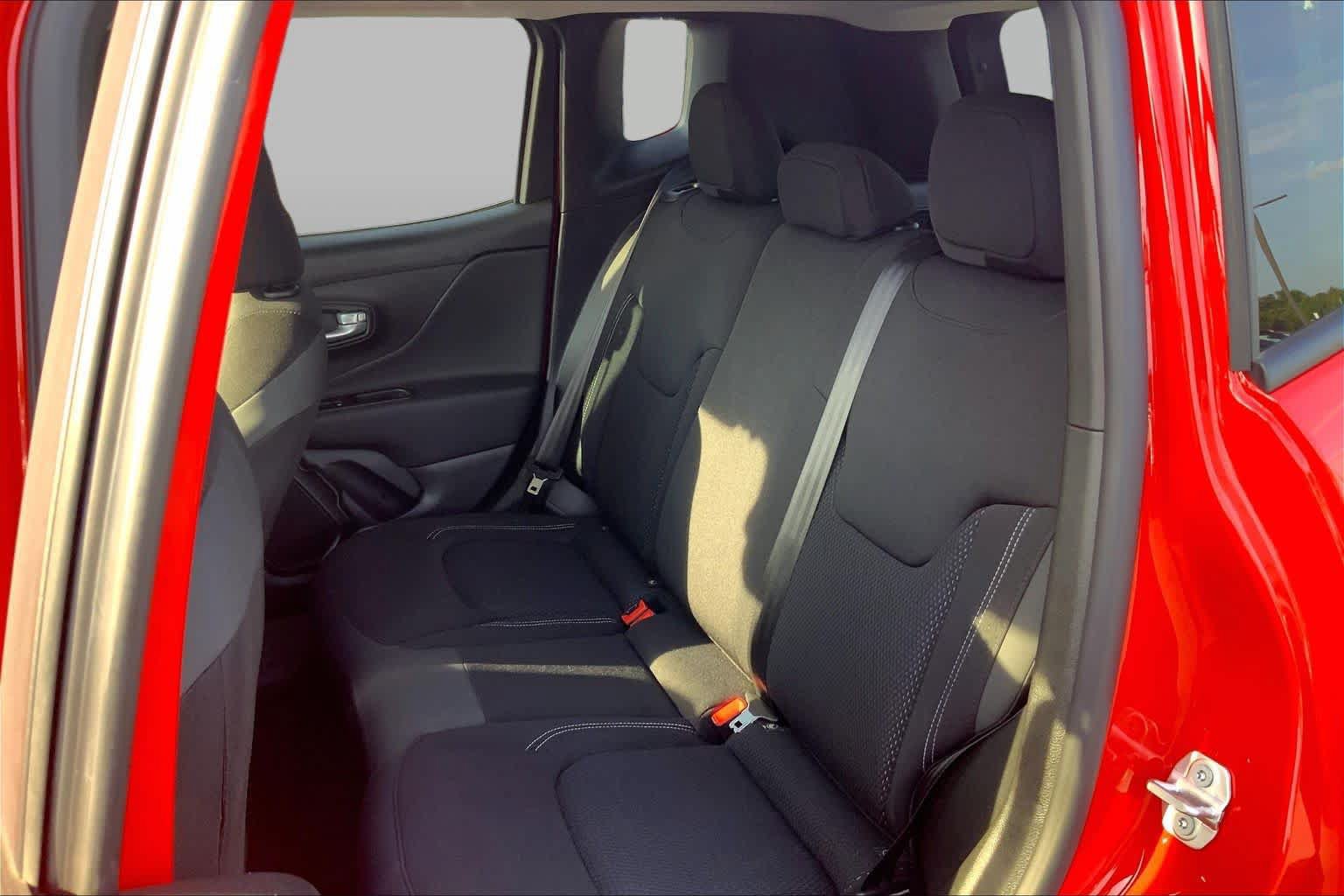 Used 2023 Jeep Renegade Latitude w/ Sun/Sound Group AWD/4WD image 20