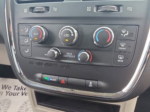 Used 2020 Dodge Grand Caravan SE w/ UConnect Hands-Free Group FWD image 5