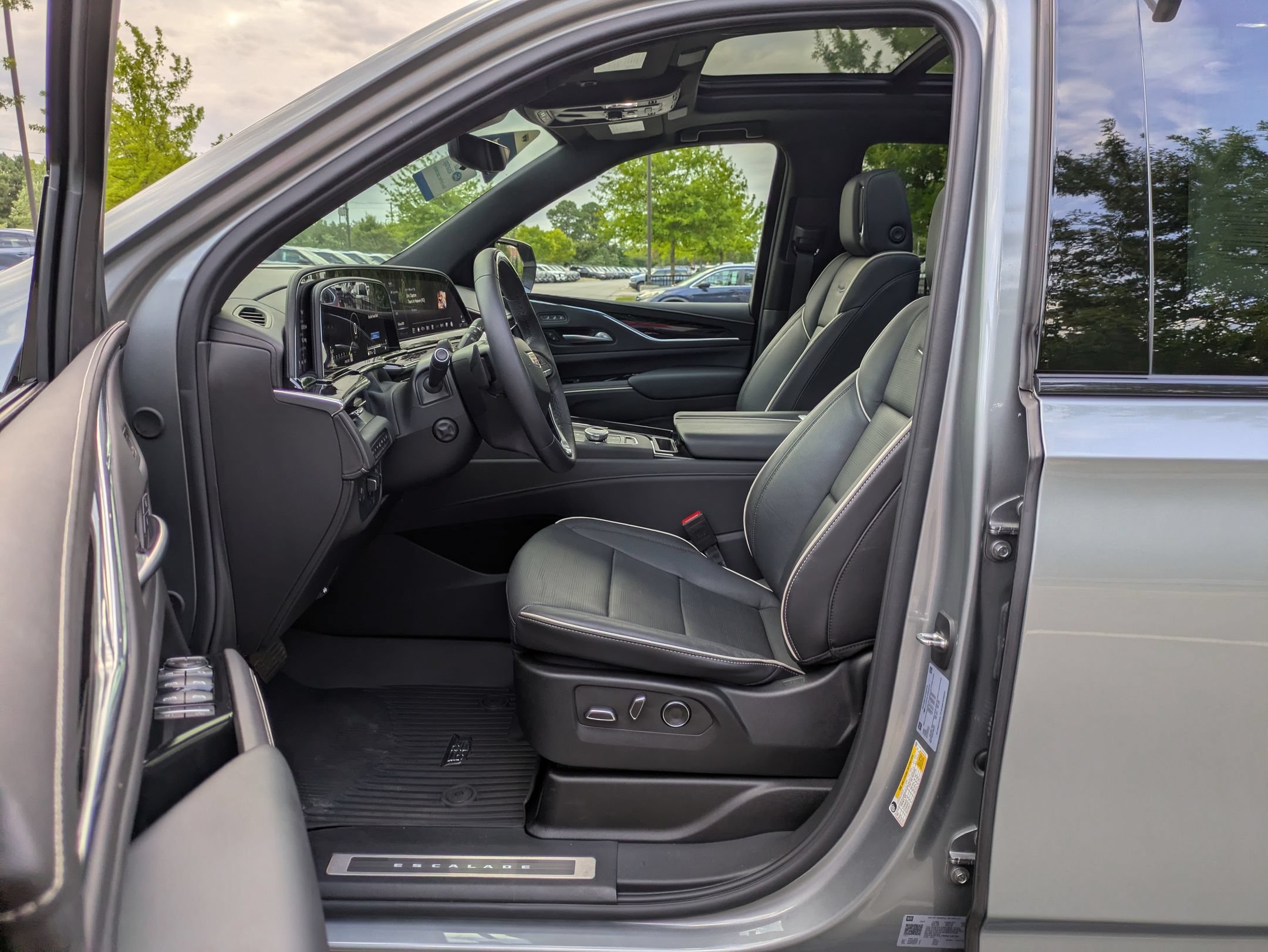 Used 2024 Cadillac Escalade Sport w/ LPO, ONYX Package AWD/4WD image 12