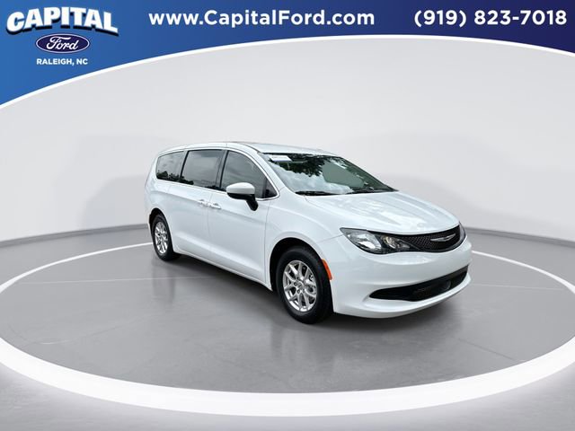 Used 2023 Chrysler Voyager LX FWD image 2