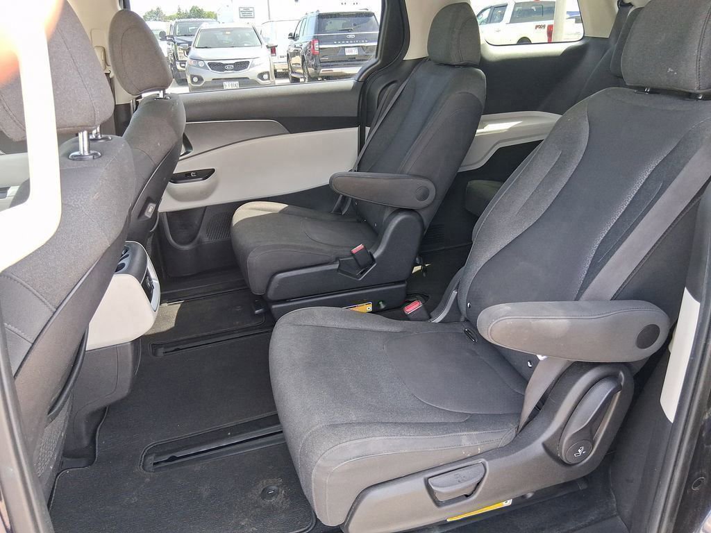 Used 2023 Kia Carnival LX image 19