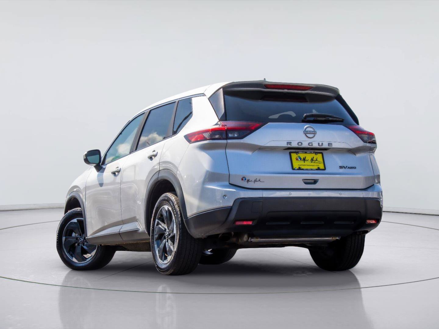 Used 2024 Nissan Rogue SV AWD/4WD image 3