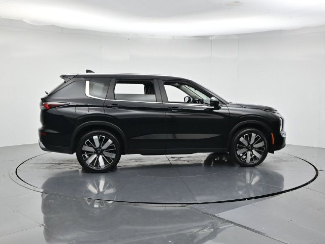 Used 2025 Mitsubishi Outlander SE FWD image 2