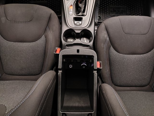 Used 2019 Jeep Cherokee Latitude w/ Cold Weather Group AWD/4WD image 29