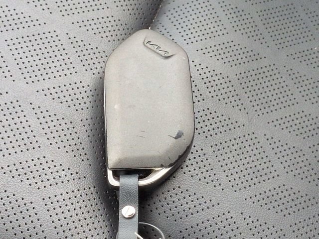 Used 2025 Kia Carnival FWD image 27