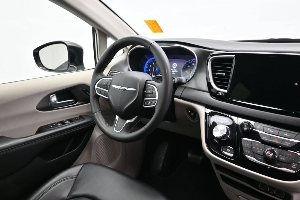 Used 2024 Chrysler Pacifica Touring-L FWD image 17